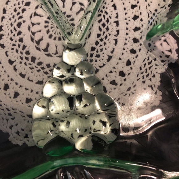 Tiara Exclusive Glass Green Grape Leaf Divided Dish - Picture 7 of 7